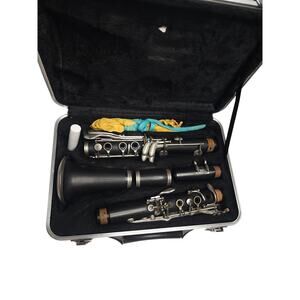 Etude wood B flat Clarinet comes with carrying case cleaning rag and cork grease